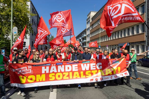 News Themen der Woche KW27 Ruhrpott Rebellion der IG-Metall in Duisburg. 04.07.2026, EU, DEU, Deutschland, Nordrhein-Westfalen, Duisburg: mehrere tausend IG-Metall Mitglieder und Verdi Mitglieder Demonstrieren unter den Motto Hände weg von Sozialstaat . Die Demonstration Sammelte sich vor dem DGB-Haus am Stapeltor und zog zur Kundgebung auf dem Opernplatz. Mit bundesweiten Aktionen machen die Gewerkschaften mobil gegen das Reformpaket, auf das sich die Berliner Regierungskoalition in der vergangenen Woche verständigt hat. Sie fordern Veränderungen in der parlamentarischen Beratung des Pakets, das die Redner bei der Kundgebung auf dem Opernplatz als Verteilung von unten nach oben scharf kritisierten. EU, DEU, Germany, North Rhine-Westphalia, Duisburg: sever