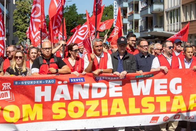 Ruhrpott Rebellion der IG-Metall in Duisburg. 04.07.2026, EU, DEU, Deutschland, Nordrhein-Westfalen, Duisburg: mehrere tausend IG-Metall Mitglieder und Verdi Mitglieder Demonstrieren unter den Motto Hände weg von Sozialstaat . Die Demonstration Sammelte sich vor dem DGB-Haus am Stapeltor und zog zur Kundgebung auf dem Opernplatz. Mit bundesweiten Aktionen machen die Gewerkschaften mobil gegen das Reformpaket, auf das sich die Berliner Regierungskoalition in der vergangenen Woche verständigt hat. Sie fordern Veränderungen in der parlamentarischen Beratung des Pakets, das die Redner bei der Kundgebung auf dem Opernplatz als Verteilung von unten nach oben scharf kritisierten. EU, DEU, Germany, North Rhine-Westphalia, Duisburg: sever