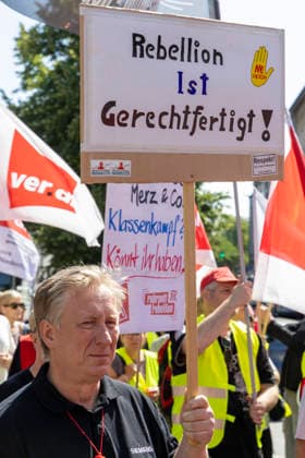 Ruhrpott Rebellion der IG-Metall in Duisburg. 04.07.2026, EU, DEU, Deutschland, Nordrhein-Westfalen, Duisburg: mehrere tausend IG-Metall Mitglieder und Verdi Mitglieder Demonstrieren unter den Motto Hände weg von Sozialstaat . Die Demonstration Sammelte sich vor dem DGB-Haus am Stapeltor und zog zur Kundgebung auf dem Opernplatz. Mit bundesweiten Aktionen machen die Gewerkschaften mobil gegen das Reformpaket, auf das sich die Berliner Regierungskoalition in der vergangenen Woche verständigt hat. Sie fordern Veränderungen in der parlamentarischen Beratung des Pakets, das die Redner bei der Kundgebung auf dem Opernplatz als Verteilung von unten nach oben scharf kritisierten. EU, DEU, Germany, North Rhine-Westphalia, Duisburg: sever