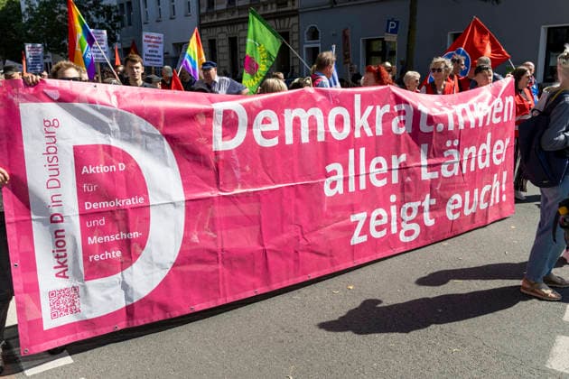 Ruhrpott Rebellion der IG-Metall in Duisburg. 04.07.2026, EU, DEU, Deutschland, Nordrhein-Westfalen, Duisburg: mehrere tausend IG-Metall Mitglieder und Verdi Mitglieder Demonstrieren unter den Motto Hände weg von Sozialstaat . Die Demonstration Sammelte sich vor dem DGB-Haus am Stapeltor und zog zur Kundgebung auf dem Opernplatz. Mit bundesweiten Aktionen machen die Gewerkschaften mobil gegen das Reformpaket, auf das sich die Berliner Regierungskoalition in der vergangenen Woche verständigt hat. Sie fordern Veränderungen in der parlamentarischen Beratung des Pakets, das die Redner bei der Kundgebung auf dem Opernplatz als Verteilung von unten nach oben scharf kritisierten. EU, DEU, Germany, North Rhine-Westphalia, Duisburg: sever