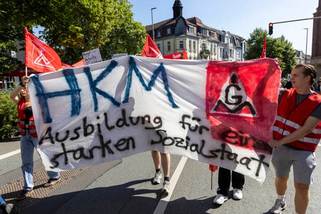 Ruhrpott Rebellion der IG-Metall in Duisburg. 04.07.2026, EU, DEU, Deutschland, Nordrhein-Westfalen, Duisburg: mehrere tausend IG-Metall Mitglieder und Verdi Mitglieder Demonstrieren unter den Motto Hände weg von Sozialstaat . Die Demonstration Sammelte sich vor dem DGB-Haus am Stapeltor und zog zur Kundgebung auf dem Opernplatz. Mit bundesweiten Aktionen machen die Gewerkschaften mobil gegen das Reformpaket, auf das sich die Berliner Regierungskoalition in der vergangenen Woche verständigt hat. Sie fordern Veränderungen in der parlamentarischen Beratung des Pakets, das die Redner bei der Kundgebung auf dem Opernplatz als Verteilung von unten nach oben scharf kritisierten. EU, DEU, Germany, North Rhine-Westphalia, Duisburg: sever