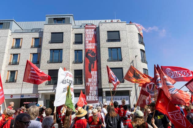 Ruhrpott Rebellion der IG-Metall in Duisburg. 04.07.2026, EU, DEU, Deutschland, Nordrhein-Westfalen, Duisburg: mehrere tausend IG-Metall Mitglieder und Verdi Mitglieder Demonstrieren unter den Motto Hände weg von Sozialstaat . Die Demonstration Sammelte sich vor dem DGB-Haus am Stapeltor und zog zur Kundgebung auf dem Opernplatz. Mit bundesweiten Aktionen machen die Gewerkschaften mobil gegen das Reformpaket, auf das sich die Berliner Regierungskoalition in der vergangenen Woche verständigt hat. Sie fordern Veränderungen in der parlamentarischen Beratung des Pakets, das die Redner bei der Kundgebung auf dem Opernplatz als Verteilung von unten nach oben scharf kritisierten. EU, DEU, Germany, North Rhine-Westphalia, Duisburg: sever