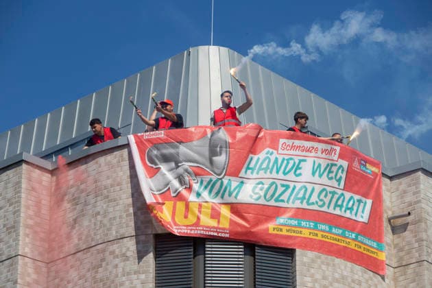 Ruhrpott Rebellion der IG-Metall in Duisburg. 04.07.2026, EU, DEU, Deutschland, Nordrhein-Westfalen, Duisburg: mehrere tausend IG-Metall Mitglieder und Verdi Mitglieder Demonstrieren unter den Motto Hände weg von Sozialstaat . Die Demonstration Sammelte sich vor dem DGB-Haus am Stapeltor und zog zur Kundgebung auf dem Opernplatz. Mit bundesweiten Aktionen machen die Gewerkschaften mobil gegen das Reformpaket, auf das sich die Berliner Regierungskoalition in der vergangenen Woche verständigt hat. Sie fordern Veränderungen in der parlamentarischen Beratung des Pakets, das die Redner bei der Kundgebung auf dem Opernplatz als Verteilung von unten nach oben scharf kritisierten. EU, DEU, Germany, North Rhine-Westphalia, Duisburg: sever