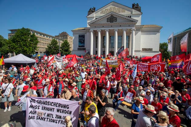 Ruhrpott Rebellion der IG-Metall in Duisburg. 04.07.2026, EU, DEU, Deutschland, Nordrhein-Westfalen, Duisburg: mehrere tausend IG-Metall Mitglieder und Verdi Mitglieder Demonstrieren unter den Motto Hände weg von Sozialstaat . Die Demonstration Sammelte sich vor dem DGB-Haus am Stapeltor und zog zur Kundgebung auf dem Opernplatz. Mit bundesweiten Aktionen machen die Gewerkschaften mobil gegen das Reformpaket, auf das sich die Berliner Regierungskoalition in der vergangenen Woche verständigt hat. Sie fordern Veränderungen in der parlamentarischen Beratung des Pakets, das die Redner bei der Kundgebung auf dem Opernplatz als Verteilung von unten nach oben scharf kritisierten. EU, DEU, Germany, North Rhine-Westphalia, Duisburg: sever