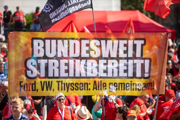 Ruhrpott Rebellion der IG-Metall in Duisburg. 04.07.2026, EU, DEU, Deutschland, Nordrhein-Westfalen, Duisburg: mehrere tausend IG-Metall Mitglieder und Verdi Mitglieder Demonstrieren unter den Motto Hände weg von Sozialstaat . Die Demonstration Sammelte sich vor dem DGB-Haus am Stapeltor und zog zur Kundgebung auf dem Opernplatz. Mit bundesweiten Aktionen machen die Gewerkschaften mobil gegen das Reformpaket, auf das sich die Berliner Regierungskoalition in der vergangenen Woche verständigt hat. Sie fordern Veränderungen in der parlamentarischen Beratung des Pakets, das die Redner bei der Kundgebung auf dem Opernplatz als Verteilung von unten nach oben scharf kritisierten. EU, DEU, Germany, North Rhine-Westphalia, Duisburg: sever