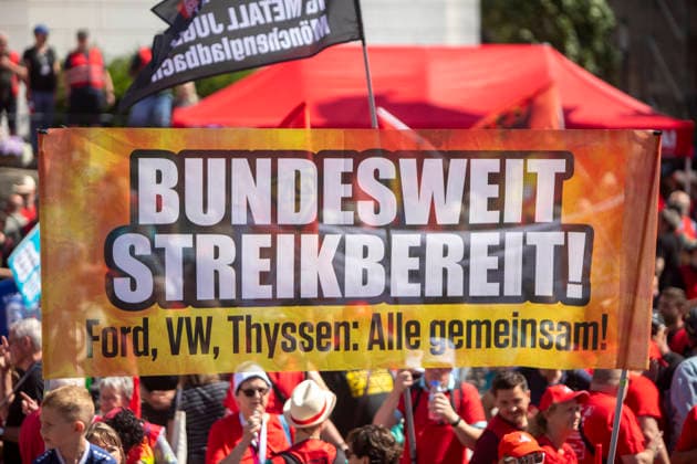 Ruhrpott Rebellion der IG-Metall in Duisburg. 04.07.2026, EU, DEU, Deutschland, Nordrhein-Westfalen, Duisburg: mehrere tausend IG-Metall Mitglieder und Verdi Mitglieder Demonstrieren unter den Motto Hände weg von Sozialstaat . Die Demonstration Sammelte sich vor dem DGB-Haus am Stapeltor und zog zur Kundgebung auf dem Opernplatz. Mit bundesweiten Aktionen machen die Gewerkschaften mobil gegen das Reformpaket, auf das sich die Berliner Regierungskoalition in der vergangenen Woche verständigt hat. Sie fordern Veränderungen in der parlamentarischen Beratung des Pakets, das die Redner bei der Kundgebung auf dem Opernplatz als Verteilung von unten nach oben scharf kritisierten. EU, DEU, Germany, North Rhine-Westphalia, Duisburg: sever