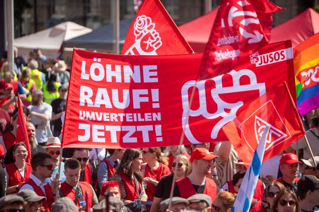 Ruhrpott Rebellion der IG-Metall in Duisburg. 04.07.2026, EU, DEU, Deutschland, Nordrhein-Westfalen, Duisburg: mehrere tausend IG-Metall Mitglieder und Verdi Mitglieder Demonstrieren unter den Motto Hände weg von Sozialstaat . Die Demonstration Sammelte sich vor dem DGB-Haus am Stapeltor und zog zur Kundgebung auf dem Opernplatz. Mit bundesweiten Aktionen machen die Gewerkschaften mobil gegen das Reformpaket, auf das sich die Berliner Regierungskoalition in der vergangenen Woche verständigt hat. Sie fordern Veränderungen in der parlamentarischen Beratung des Pakets, das die Redner bei der Kundgebung auf dem Opernplatz als Verteilung von unten nach oben scharf kritisierten. EU, DEU, Germany, North Rhine-Westphalia, Duisburg: sever