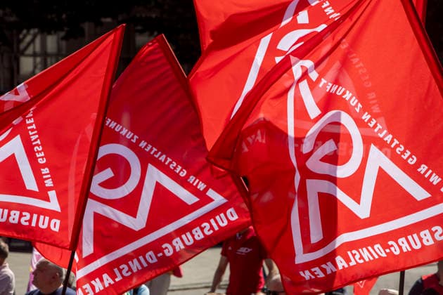 Ruhrpott Rebellion der IG-Metall in Duisburg. 04.07.2026, EU, DEU, Deutschland, Nordrhein-Westfalen, Duisburg: mehrere tausend IG-Metall Mitglieder und Verdi Mitglieder Demonstrieren unter den Motto Hände weg von Sozialstaat . Die Demonstration Sammelte sich vor dem DGB-Haus am Stapeltor und zog zur Kundgebung auf dem Opernplatz. Mit bundesweiten Aktionen machen die Gewerkschaften mobil gegen das Reformpaket, auf das sich die Berliner Regierungskoalition in der vergangenen Woche verständigt hat. Sie fordern Veränderungen in der parlamentarischen Beratung des Pakets, das die Redner bei der Kundgebung auf dem Opernplatz als Verteilung von unten nach oben scharf kritisierten. EU, DEU, Germany, North Rhine-Westphalia, Duisburg: sever