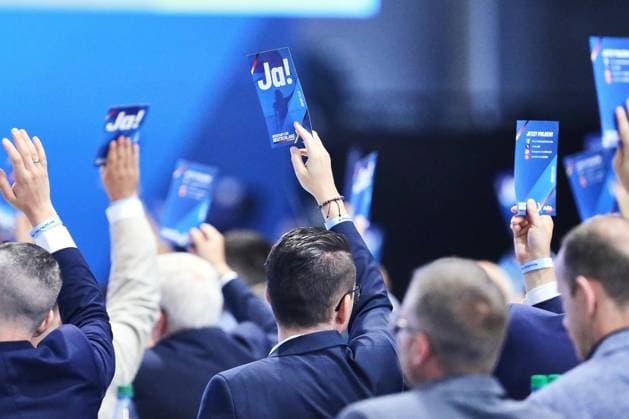 Erfurt, Thüringen, Deutschland, 05.07.2026: Messe: AfD-Bundesparteitag: Delegierte heben ihre Stimmkarte bei einer Abstimmung *** Erfurt, Thuringia, Germany, July 5, 2026: AfD National Party Convention—Delegates raise their voting cards during a vote Copyright: xdtsxNachrichtenagenturx dts_126580