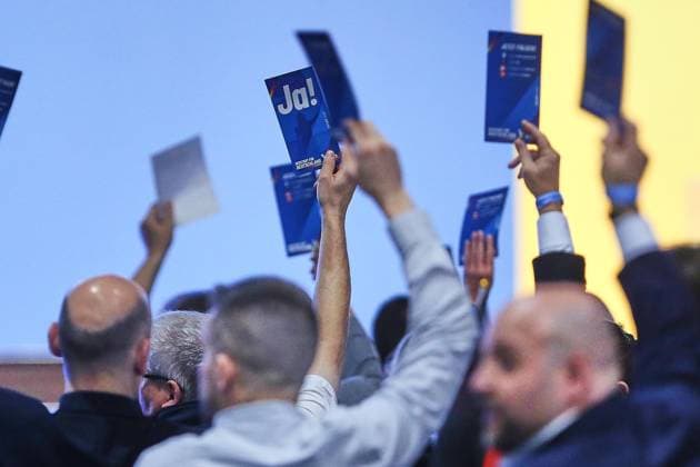 Erfurt, Thüringen, Deutschland, 05.07.2026: Messe: AfD-Bundesparteitag: Delegierte heben ihre Stimmkarte bei einer Abstimmung *** Erfurt, Thuringia, Germany, July 5, 2026: AfD National Party Convention—Delegates raise their voting cards during a vote Copyright: xdtsxNachrichtenagenturx dts_126582