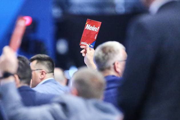 Erfurt, Thüringen, Deutschland, 05.07.2026: Messe: AfD-Bundesparteitag: Delegierte heben ihre Stimmkarte bei einer Abstimmung *** Erfurt, Thuringia, Germany, July 5, 2026: AfD National Party Convention—Delegates raise their voting cards during a vote Copyright: xdtsxNachrichtenagenturx dts_126583