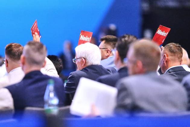 Erfurt, Thüringen, Deutschland, 05.07.2026: Messe: AfD-Bundesparteitag: Delegierte heben ihre Stimmkarte bei einer Abstimmung *** Erfurt, Thuringia, Germany, July 5, 2026: AfD National Party Convention—Delegates hold up their voting cards during a vote Copyright: xdtsxNachrichtenagenturx dts_126599