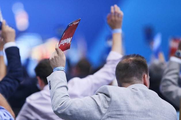 Erfurt, Thüringen, Deutschland, 05.07.2026: Messe: AfD-Bundesparteitag: Delegierte heben ihre Stimmkarte bei einer Abstimmung *** Erfurt, Thuringia, Germany, July 5, 2026: AfD National Party Convention—Delegates hold up their voting cards during a vote Copyright: xdtsxNachrichtenagenturx dts_126600
