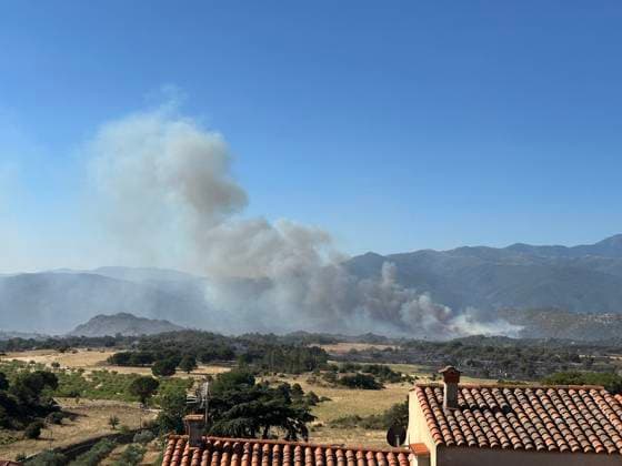 Firefighters Battle Huge Fire Near Montalba-le-Chateau - Trevillach A huge fire breaks out on the territory of the commune of Trevillach, on the outskirts of Montalba-le-Chateau in the Pyrenees-Orientales, about 35 kilometres from Perpignan, France on July 5, 2026, as firefighters with their vehicles and helicopters, including an AS350 Ecureuil, intervene to try to extinguish the enormous blaze. Photo by Geyres-Castoldi ABACAPRESS.COM Trévillach France  Copyright: xCastoldixIsabelle ABACAx