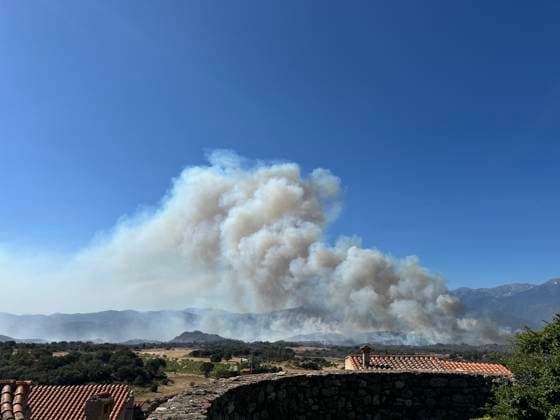 Firefighters Battle Huge Fire Near Montalba-le-Chateau - Trevillach A huge fire breaks out on the territory of the commune of Trevillach, on the outskirts of Montalba-le-Chateau in the Pyrenees-Orientales, about 35 kilometres from Perpignan, France on July 5, 2026, as firefighters with their vehicles and helicopters, including an AS350 Ecureuil, intervene to try to extinguish the enormous blaze. Photo by Geyres-Castoldi ABACAPRESS.COM Trévillach France  Copyright: xCastoldixIsabelle ABACAx