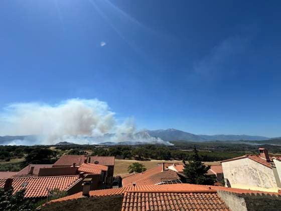 Firefighters Battle Huge Fire Near Montalba-le-Chateau - Trevillach A huge fire breaks out on the territory of the commune of Trevillach, on the outskirts of Montalba-le-Chateau in the Pyrenees-Orientales, about 35 kilometres from Perpignan, France on July 5, 2026, as firefighters with their vehicles and helicopters, including an AS350 Ecureuil, intervene to try to extinguish the enormous blaze. Photo by Geyres-Castoldi ABACAPRESS.COM Trévillach France  Copyright: xCastoldixIsabelle ABACAx