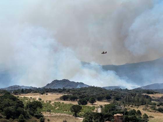 Firefighters Battle Huge Fire Near Montalba-le-Chateau - Trevillach A huge fire breaks out on the territory of the commune of Trevillach, on the outskirts of Montalba-le-Chateau in the Pyrenees-Orientales, about 35 kilometres from Perpignan, France on July 5, 2026, as firefighters with their vehicles and helicopters, including an AS350 Ecureuil, intervene to try to extinguish the enormous blaze. Photo by Geyres-Castoldi ABACAPRESS.COM Trévillach France  Copyright: xCastoldixIsabelle ABACAx