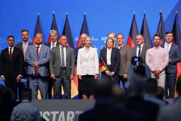 News Themen der Woche KW27 Erfurt, Thüringen, Deutschland, 05.07.2026: Messe: AfD-Bundesparteitag: Der Vorstand um Tino Chrupalla und Alice Weidel steht zum Abschluss des Parteitags auf der Bühne und singt die Nationalhymne *** Erfurt, Thuringia, Germany, July 5, 2026: AfD National Party Convention. At the conclusion of the convention, the executive committee led by Tino Chrupalla and Alice Weidel takes the stage and sings the national anthem. Copyright: xdtsxNachrichtenagenturx dts_126603
