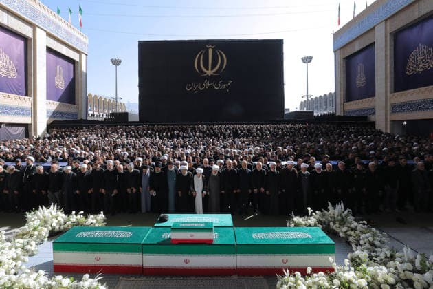 News Themen der Woche KW27 Farewell ceremony held in Tehran for Iran s former leader Khamenei TEHRAN, IRAN - JULY 5: ( RESTRICTIONS: NO Access Israel Media Persian Language TV Stations Outside Iran Strictly No Access BBC Persian VOA Persian Manoto TV Iran International TV ) (----EDITORIAL USE ONLY - MANDATORY CREDIT - IRANIAN LEADER PRESS OFFICE HANDOUT - NO MARKETING NO ADVERTISING CAMPAIGNS - DISTRIBUTED AS A SERVICE TO CLIENTS----) Iranian President Masoud Pezeshkian, senior political and military officials, and religious leaders attend the funeral ceremony held for former Iranian Supreme Leader Ali Khamenei, who was killed during attacks launched by the United States and Israel on Feb. 28, at the Imam Khomeini Mosalla Mosque in Tehran, Iran, on July 5, 2026  Copyright: x2026xAnadoluxIranianxLeaderxPressxOffice Handoutx