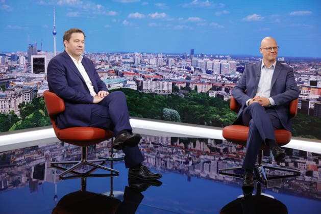 Deutschland, Berlin, ARD-Sommerinterviews starten: Vizekanzler, Bundesfinanzminister und SPD-Vorsitzender Lars Klingbeil , Moderator Matthias Deiß *** Germany, Berlin: ARD Summer Interviews Kick Off with Vice Chancellor, Federal Minister of Finance, and SPD Chairman Lars Klingbeil; Host Matthias Deiß