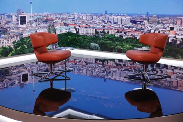 ARD Studio, Deutschland, Berlin, ARD-Sommerinterviews starten: Vizekanzler, Bundesfinanzminister und SPD-Vorsitzender Lars Klingbeil , Moderator Matthias Deiß *** ARD Studio, Germany, Berlin: ARD Summer Interviews Kick Off with Vice Chancellor, Federal Minister of Finance, and SPD Chairman Lars Klingbeil; Host Matthias Deiß