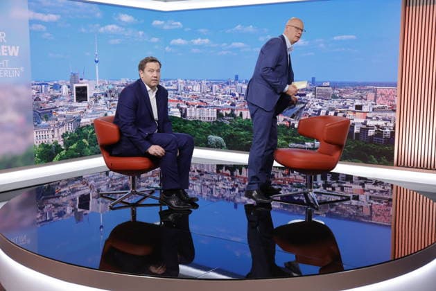 Deutschland, Berlin, ARD-Sommerinterviews starten: Vizekanzler, Bundesfinanzminister und SPD-Vorsitzender Lars Klingbeil , Moderator Matthias Deiß *** Germany, Berlin: ARD Summer Interviews Kick Off with Vice Chancellor, Federal Minister of Finance, and SPD Chairman Lars Klingbeil; Host Matthias Deiß