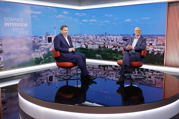 Deutschland, Berlin, ARD-Sommerinterviews starten: Vizekanzler, Bundesfinanzminister und SPD-Vorsitzender Lars Klingbeil , Moderator Matthias Deiß *** Germany, Berlin: ARD Summer Interviews Kick Off with Vice Chancellor, Federal Minister of Finance, and SPD Chairman Lars Klingbeil; Host Matthias Deiß