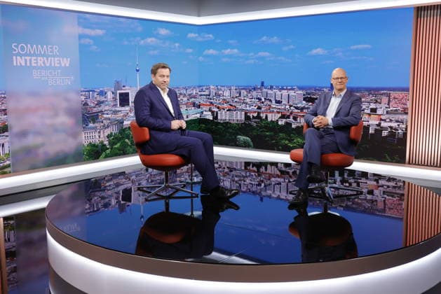 Deutschland, Berlin, ARD-Sommerinterviews starten: Vizekanzler, Bundesfinanzminister und SPD-Vorsitzender Lars Klingbeil , Moderator Matthias Deiß *** Germany, Berlin: ARD Summer Interviews Kick Off with Vice Chancellor, Federal Minister of Finance, and SPD Chairman Lars Klingbeil; Host Matthias Deiß