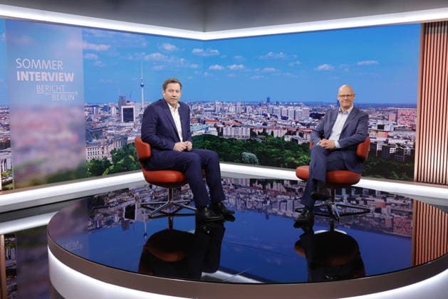 Deutschland, Berlin, ARD-Sommerinterviews starten: Vizekanzler, Bundesfinanzminister und SPD-Vorsitzender Lars Klingbeil , Moderator Matthias Deiß *** Germany, Berlin: ARD Summer Interviews Kick Off with Vice Chancellor, Federal Minister of Finance, and SPD Chairman Lars Klingbeil; Host Matthias Deiß