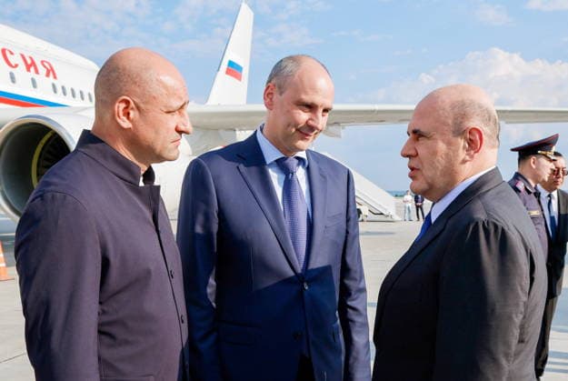 RUSSIA, YEKATERINBURG - JULY 5, 2026: Presidential Plenipotentiary Envoy to the Ural Federal District Artyom Zhoga, Sverdlovsk Region Governor Denis Pasler, and Russia s Prime Minister Mikhail Mishustin (L-R) are seen at Koltsovo International Airport. Mikhail Mishustin is on a working visit to Yekaterinburg to participate in the 16th Innoprom International Industrial Exhibition, which is taking place on 6-9 July Yekaterinburg Russia  - ZUMAt113 20260705_zaa_t113_184 Copyright: xDmitryxAstakhovx