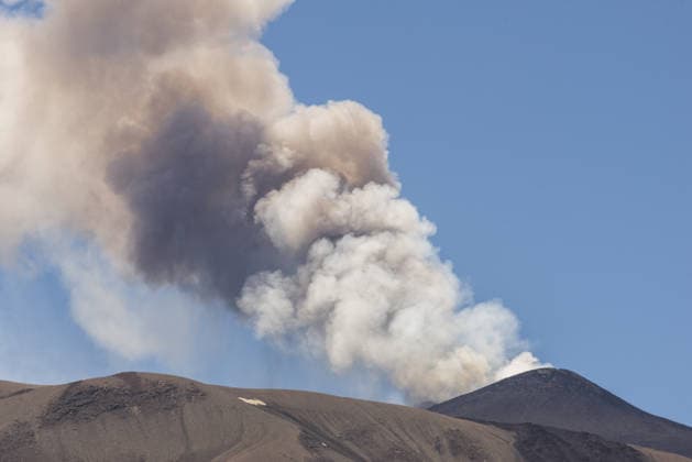 Mount Etna erupts, sending ash plume over Catania, Sicily CATANIA, ITALY - JULY 5: A towering ash plume rises from Mount Etna following the resumption of eruptive activity from a vent located on the upper eastern flank of the Voragine summit crater as the Volcano Observatory Notice for Aviation (VONA) remains at RED alert level in Catania, Sicily, Italy, on July 5, 2026. The ash emission generated an eruption column reaching approximately 1.5 kilometres above the volcano s summit, drifting toward the south and south-southeast. The effusive lava flow, which had been active since June 26, ceased on July 4, while Strombolian activity continues at the summit vent. The presence of volcanic ash prompted temporary airspace restrictions south of th  Copyright: x2026xAnadoluxSalvatorexAllegrax
