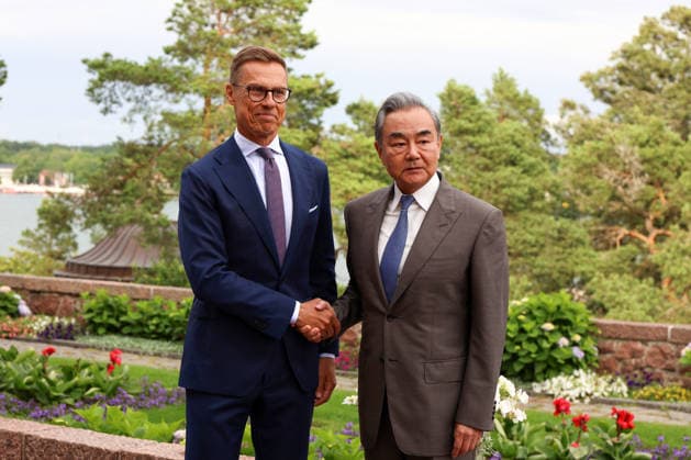 LKS 20260705 Finnish President Alexander Stubb (L) welcomes Chinese Foreign Minister Wang Yi as they meet at the President s summer residence Kultaranta in Naantali, Finland on July 5, 2026. Minister Wang Yi is currently touring the Nordic countries. - LAURA UKKONEN Naantali Finland  Copyright: xLauraxUkkonenx 6RQDy-NPYEY