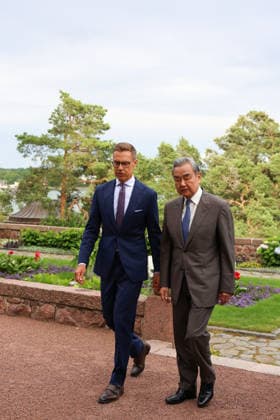 LKS 20260705 Finnish President Alexander Stubb (L) welcomes Chinese Foreign Minister Wang Yi as they meet at the President s summer residence Kultaranta in Naantali, Finland on July 5, 2026. Minister Wang Yi is currently touring the Nordic countries. - LAURA UKKONEN Naantali Finland  Copyright: xLauraxUkkonenx osY-cT1ES_4