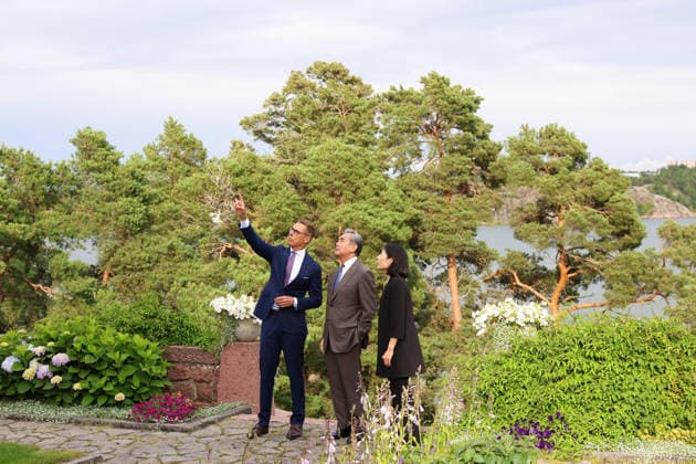 LKS 20260705 Finnish President Alexander Stubb (L) welcomes Chinese Foreign Minister Wang Yi as they meet at the President s summer residence Kultaranta in Naantali, Finland on July 5, 2026. Minister Wang Yi is currently touring the Nordic countries. - LAURA UKKONEN Naantali Finland  Copyright: xLauraxUkkonenx hLnrQ6C0wNM