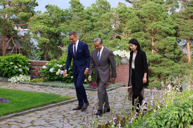 LKS 20260705 Finnish President Alexander Stubb (L) welcomes Chinese Foreign Minister Wang Yi as they meet at the President s summer residence Kultaranta in Naantali, Finland on July 5, 2026. Minister Wang Yi is currently touring the Nordic countries. - LAURA UKKONEN Naantali Finland  Copyright: xLauraxUkkonenx zCP6SnW7Nm0