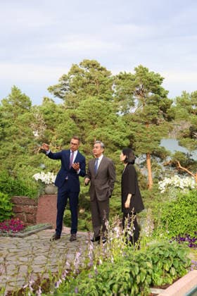 LKS 20260705 Finnish President Alexander Stubb (L) welcomes Chinese Foreign Minister Wang Yi as they meet at the President s summer residence Kultaranta in Naantali, Finland on July 5, 2026. Minister Wang Yi is currently touring the Nordic countries. - LAURA UKKONEN Naantali Finland  Copyright: xLauraxUkkonenx HjnRnyXIG58