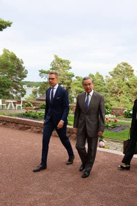 LKS 20260705 Finnish President Alexander Stubb (L) welcomes Chinese Foreign Minister Wang Yi as they meet at the President s summer residence Kultaranta in Naantali, Finland on July 5, 2026. Minister Wang Yi is currently touring the Nordic countries. - LAURA UKKONEN Naantali Finland  Copyright: xLauraxUkkonenx avukYVmIv4A