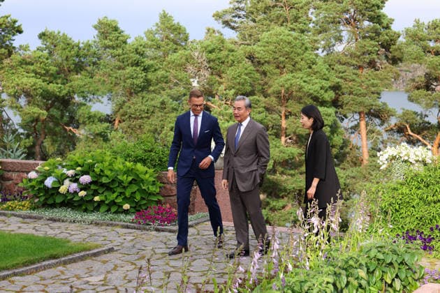 LKS 20260705 Finnish President Alexander Stubb (L) welcomes Chinese Foreign Minister Wang Yi as they meet at the President s summer residence Kultaranta in Naantali, Finland on July 5, 2026. Minister Wang Yi is currently touring the Nordic countries. - LAURA UKKONEN Naantali Finland  Copyright: xLauraxUkkonenx fXhLDIgkv00
