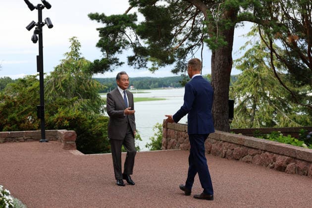 LKS 20260705 Finnish President Alexander Stubb (L) welcomes Chinese Foreign Minister Wang Yi as they meet at the President s summer residence Kultaranta in Naantali, Finland on July 5, 2026. Minister Wang Yi is currently touring the Nordic countries. - LAURA UKKONEN Naantali Finland  Copyright: xLauraxUkkonenx kDaJmPJHRRI