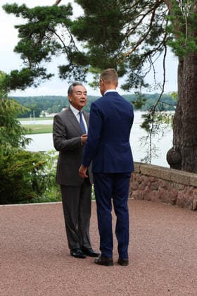 LKS 20260705 Finnish President Alexander Stubb (L) welcomes Chinese Foreign Minister Wang Yi as they meet at the President s summer residence Kultaranta in Naantali, Finland on July 5, 2026. Minister Wang Yi is currently touring the Nordic countries. - LAURA UKKONEN Naantali Finland  Copyright: xLauraxUkkonenx uaf6ZDykTyc