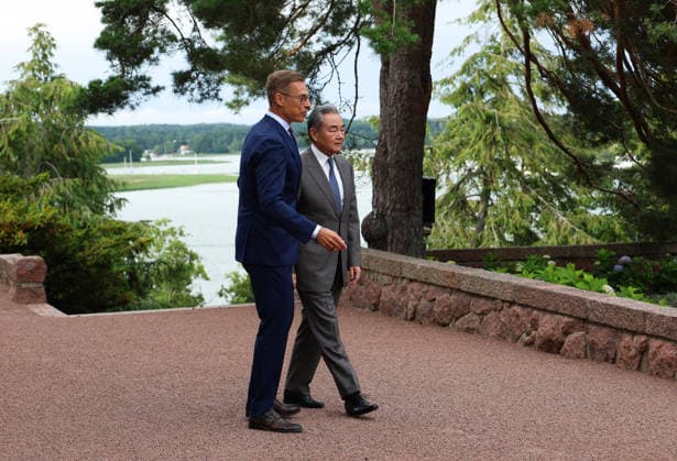 LKS 20260705 Finnish President Alexander Stubb (L) welcomes Chinese Foreign Minister Wang Yi as they meet at the President s summer residence Kultaranta in Naantali, Finland on July 5, 2026. Minister Wang Yi is currently touring the Nordic countries. - LAURA UKKONEN Naantali Finland  Copyright: xLauraxUkkonenx xOxy3LORFfw