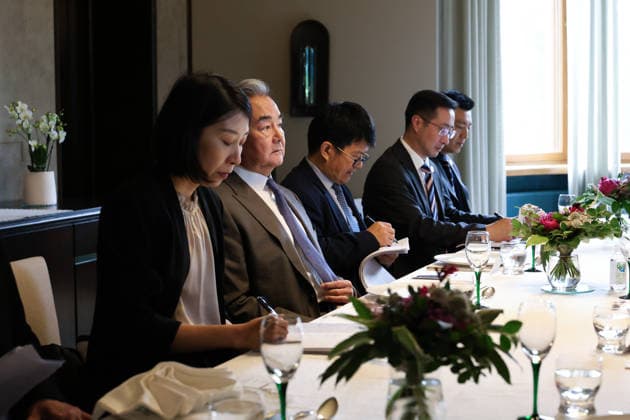 LKS 20260705 Finnish President Alexander Stubb (L) welcomes Chinese Foreign Minister Wang Yi as they meet at the President s summer residence Kultaranta in Naantali, Finland on July 5, 2026. Minister Wang Yi is currently touring the Nordic countries. - LAURA UKKONEN Naantali Finland  Copyright: xLauraxUkkonenx Ba_XsqdH-kc