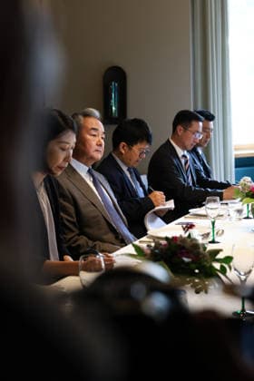 LKS 20260705 Finnish President Alexander Stubb (L) welcomes Chinese Foreign Minister Wang Yi as they meet at the President s summer residence Kultaranta in Naantali, Finland on July 5, 2026. Minister Wang Yi is currently touring the Nordic countries. - LAURA UKKONEN Naantali Finland  Copyright: xLauraxUkkonenx 33XglUZKt5k