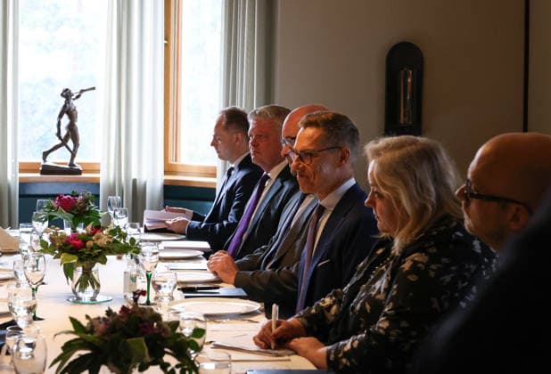LKS 20260705 Finnish President Alexander Stubb (L) welcomes Chinese Foreign Minister Wang Yi as they meet at the President s summer residence Kultaranta in Naantali, Finland on July 5, 2026. Minister Wang Yi is currently touring the Nordic countries. - LAURA UKKONEN Naantali Finland  Copyright: xLauraxUkkonenx Damg6Uzu-uo