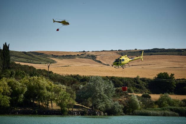 A large wildfire has been reported in Imárcoain, Navarre. Water-bombing helicopters are working to extinguish the wildfire in Imárcoain on July 5, 2026, in Imárcoain, Elorz Valley, Navarre, Spain. Firefighters are currently working to extinguish a fire in a grain field that has spread to a wooded area in Imárcoain, which belongs to the municipality of Elorz Valley. Emergency services received the alert at 4:49 p.m., and a response team consisting of firefighters, aircraft, environmental forest rangers, Local Police, and Regional Police. As a result, the AP 15 has been closed in both directions as a precaution. JULY 5, 2026 Imarcoain, Elorz Valley, Navarre Imarcoain, Elorz Valley, Navarre, Spain  Copyright: xEduardoxSanzx 7647220