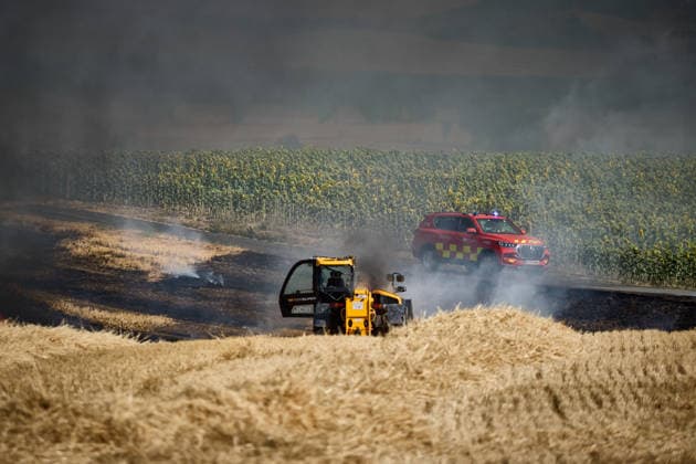 A large wildfire has been reported in Imárcoain, Navarre. Firefighters are working to extinguish the wildfire in Imárcoain on July 5, 2026, in Imárcoain, Elorz Valley, Navarre, Spain. Firefighters are currently on the scene attempting to extinguish a fire in a grain field that has spread to a wooded area in Imárcoain, which belongs to the Elorz Valley municipality. Emergency services received the alert at 4:49 p.m., and a response team consisting of firefighters, aircraft, environmental forest rangers, Local Police, and Regional Police. As a result, the AP 15 has been closed in both directions as a precaution. JULY 5, 2026 Imarcoain, Elorz Valley, Navarre Imarcoain, Elorz Valley, Navarre, Spain  Copyright: xEduardoxSanzx 7647252