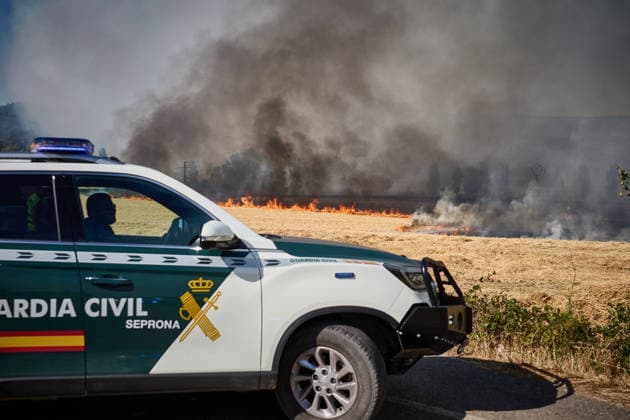 A large wildfire has been reported in Imárcoain, Navarre. View of the wildfire in Imárcoain on July 5, 2026, in Imárcoain, Elorz Valley, Navarre, Spain. Firefighters are currently working to extinguish a fire in a grain field that has spread to a wooded area in Imárcoain, which belongs to the Elorz Valley municipality. Emergency services received the alert at 4:49 p.m., and a response team consisting of firefighters, aircraft, environmental forest rangers, Local Police, and Regional Police. As a result, the AP 15 has been closed in both directions as a precaution. JULY 5, 2026 Imarcoain, Elorz Valley, Navarre Imarcoain, Elorz Valley, Navarre, Spain  Copyright: xEduardoxSanzx 7647259