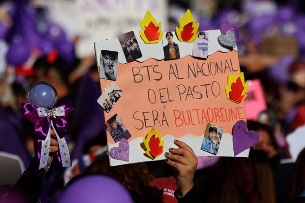 Santiago, July 5, 2026 Army BTS Chile holds a march over the possible cancellation of the concert at the National Stadium Jonnathan Oyarzun Aton Chile, Santiago, Chile Aton 1170172  Copyright: JONNATHANxOYARZUN ATONxCHILE
