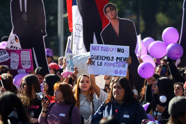 Santiago, July 5, 2026 Army BTS Chile holds a march over the possible cancellation of the concert at the National Stadium Jonnathan Oyarzun Aton Chile, Santiago, Chile Aton 1170178  Copyright: JONNATHANxOYARZUN ATONxCHILE