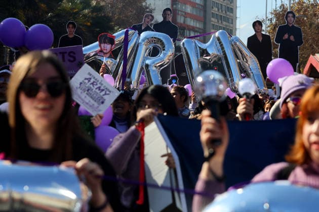 Santiago, July 5, 2026 Army BTS Chile holds a march over the possible cancellation of the concert at the National Stadium Jonnathan Oyarzun Aton Chile, Santiago, Chile Aton 1170179  Copyright: JONNATHANxOYARZUN ATONxCHILE